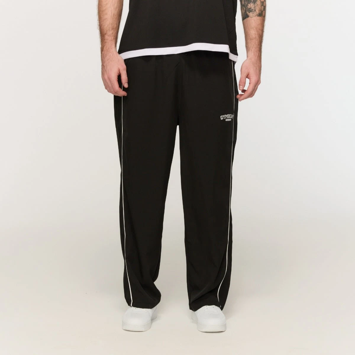 GymBeam Varsity Pants Black - Kolor: Czarny | Waga: 0,29 g | Opakowanie: 60 · záber 1