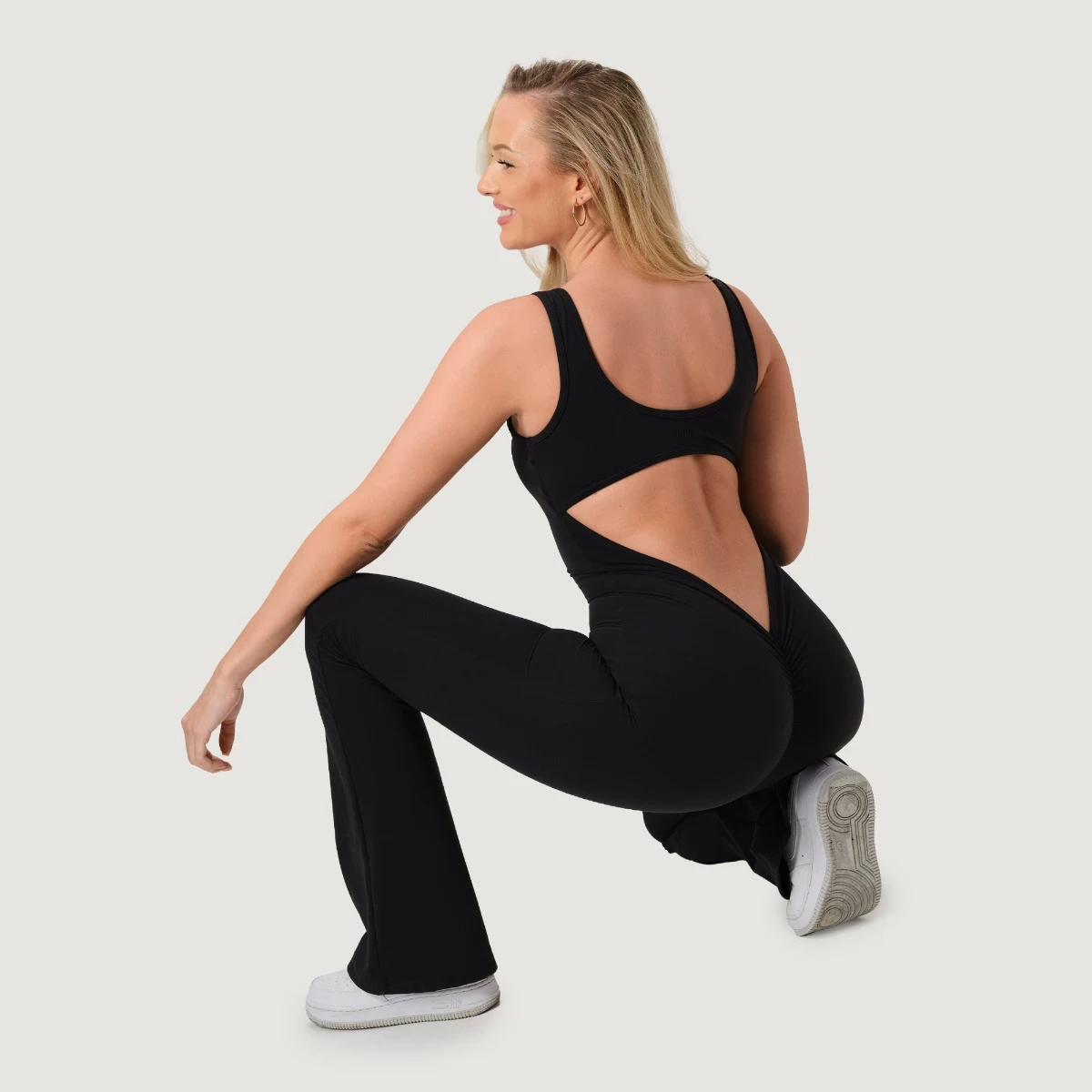 GymBeam Women‘s NEO Jumpsuit Black - Rozmiar: XS | Kolor: Czarny | Waga: 0,285 g | Opakowanie: 50 · záber 5