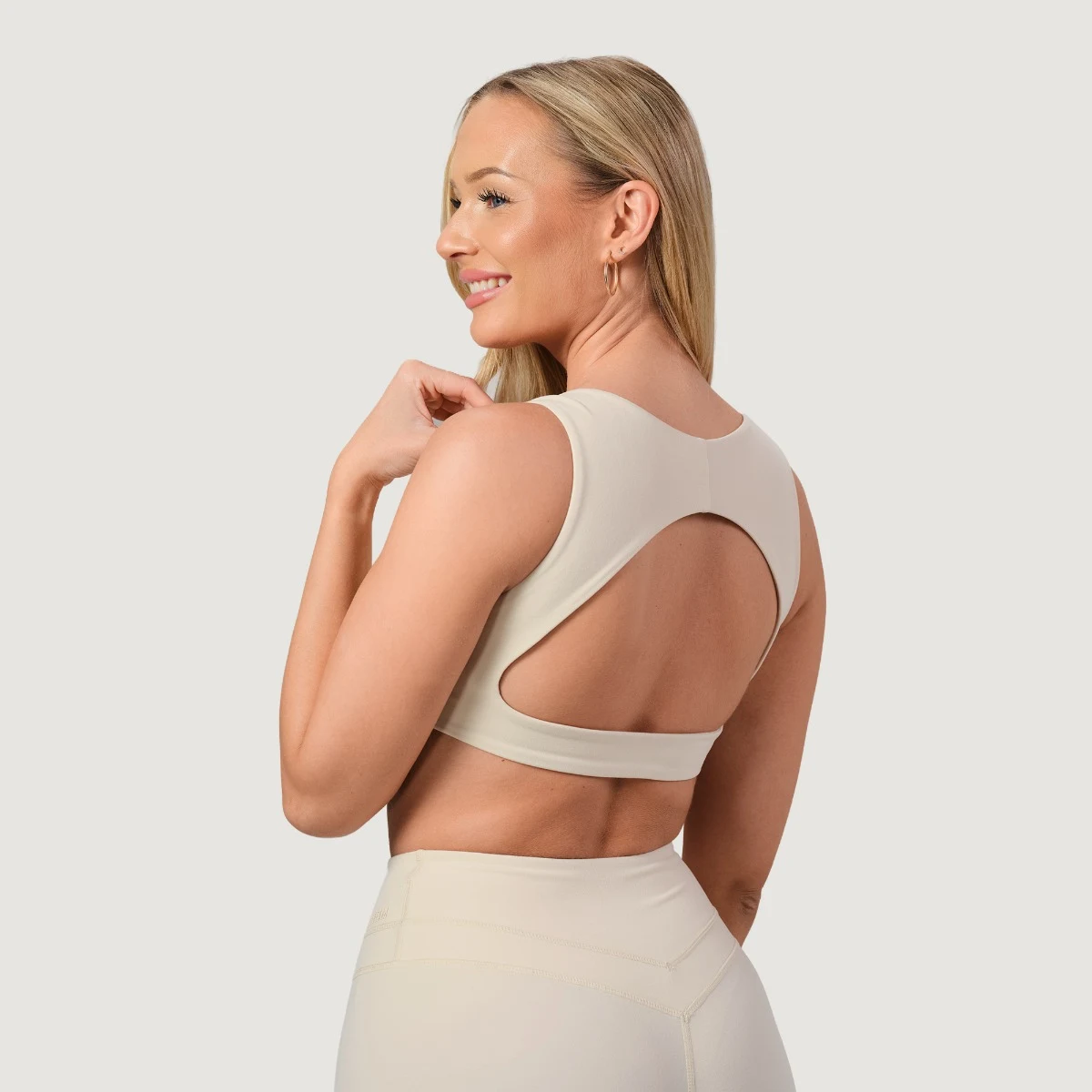 GymBeam NEO Sports Bra Almond - Rozmiar: XS | Kolor: Béžová | Waga: 0,09 g | Opakowanie: 120 · záber 3