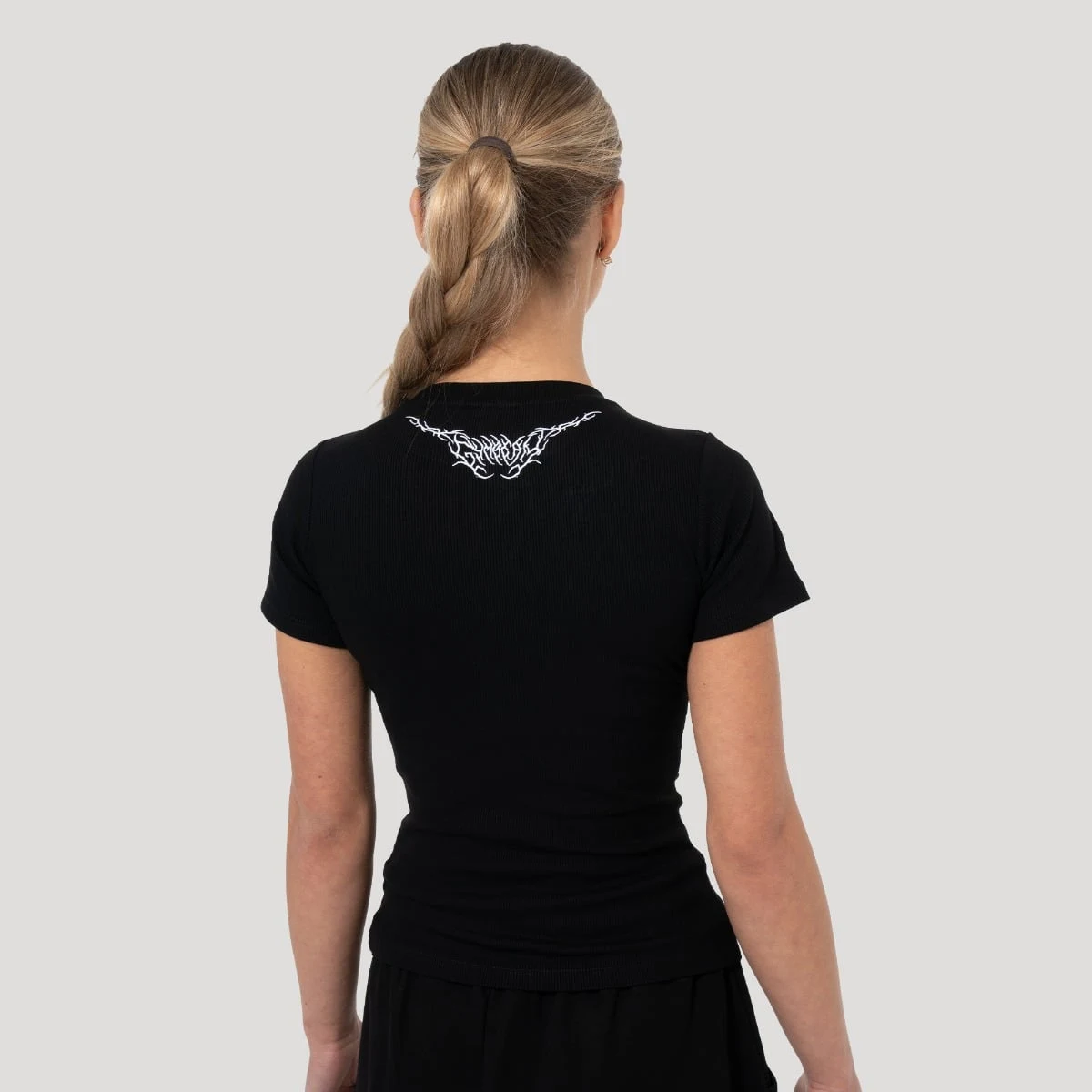 GymBeam Women‘s Tribal Ribbed T-shirt Black - Rozmiar: XL | Kolor: Czarny | Waga: 0,1961 g | Opakowanie: 100 · záber 4