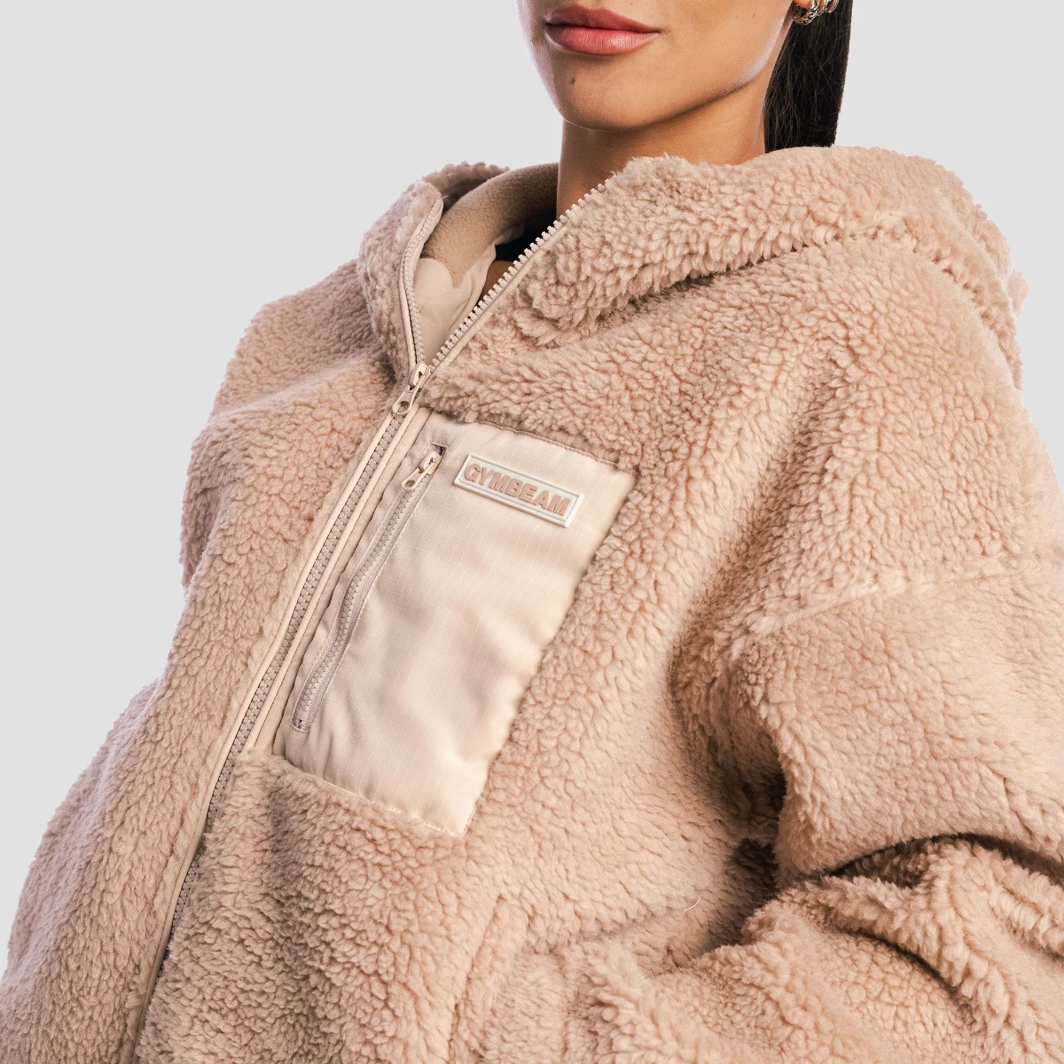 GymBeam Women‘s Sherpa Jacket Canyon - Rozmiar: XL | Kolor: Béžová | Waga: 0,92 g | Opakowanie: 14 · záber 2