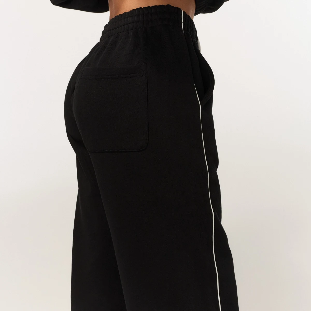 GymBeam Women‘s Varsity Sweatpants Black - Rozmiar: XXL | Kolor: Czarny | Waga: 1,0344 g | Opakowanie: 14 · záber 5