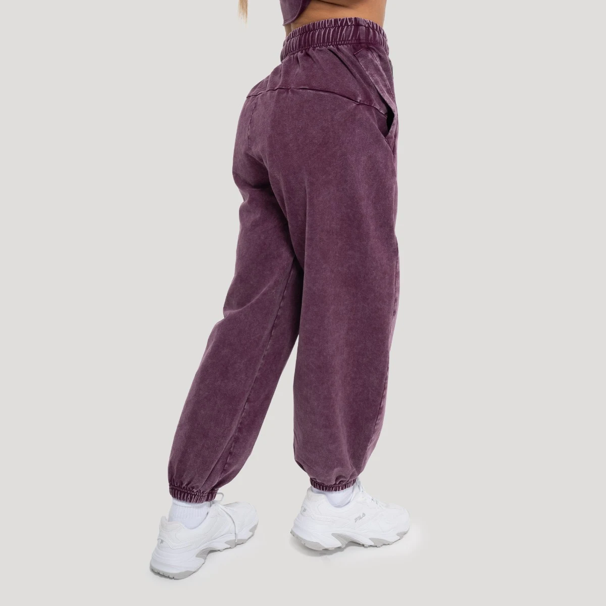 GymBeam Women‘s Abyss Sweatpants Raisin - Rozmiar: L | Kolor: Fioletowy | Waga: 0,685 g | Opakowanie: 28 · záber 3