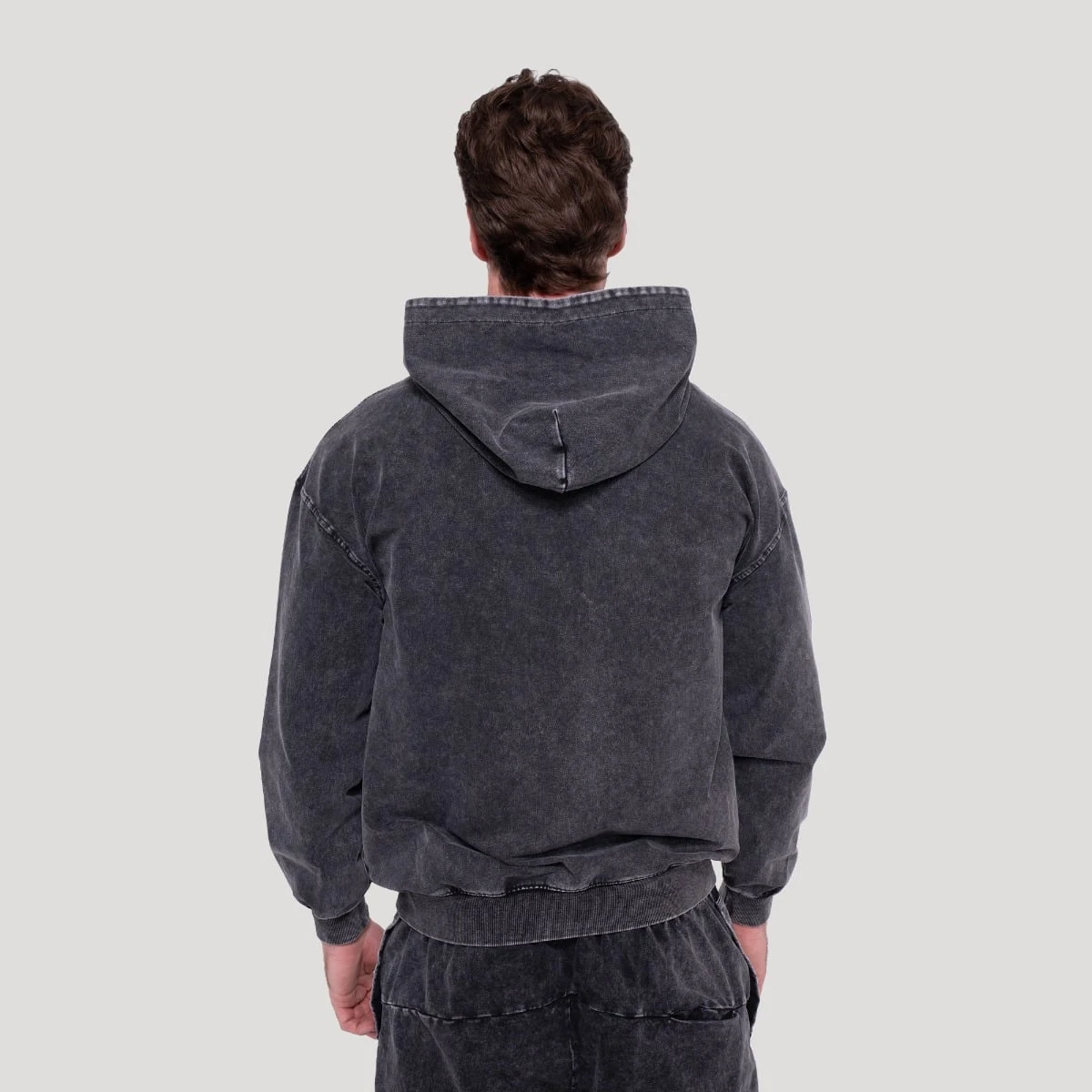 GymBeam Abyss Hoodie Charcoal - Rozmiar: XXL | Kolor: Czarny | Waga: 0,945 g | Opakowanie: 21 · záber 4