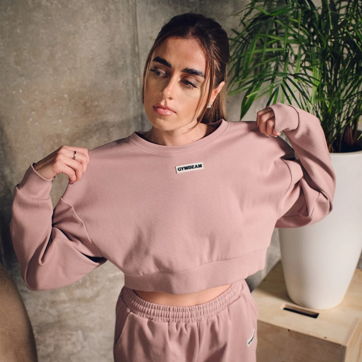 GymBeam Women‘s Aura Cropped Sweatshirt Roux - Rozmiar: XS | Kolor: Różowy | Waga: 0,36 g | Opakowanie: 36 · záber 1