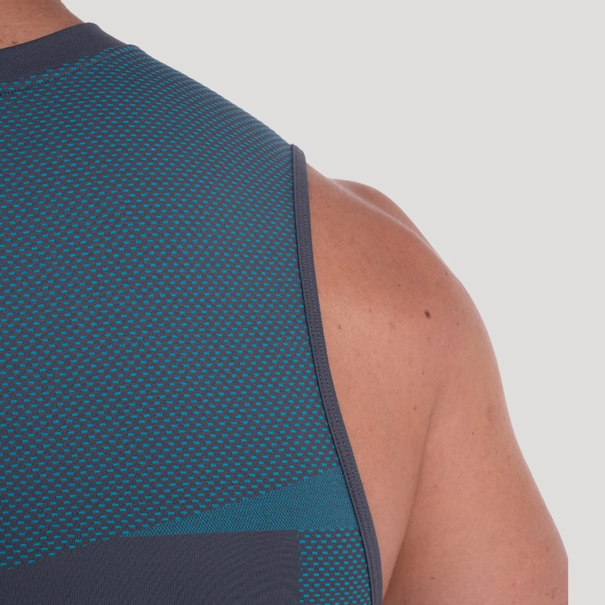 GymBeam OG1 Seamless Tanktop Grey/Blue - Rozmiar: XXL | Kolor: Szary | Waga: 0,2305 g | Opakowanie: 90 · záber 5