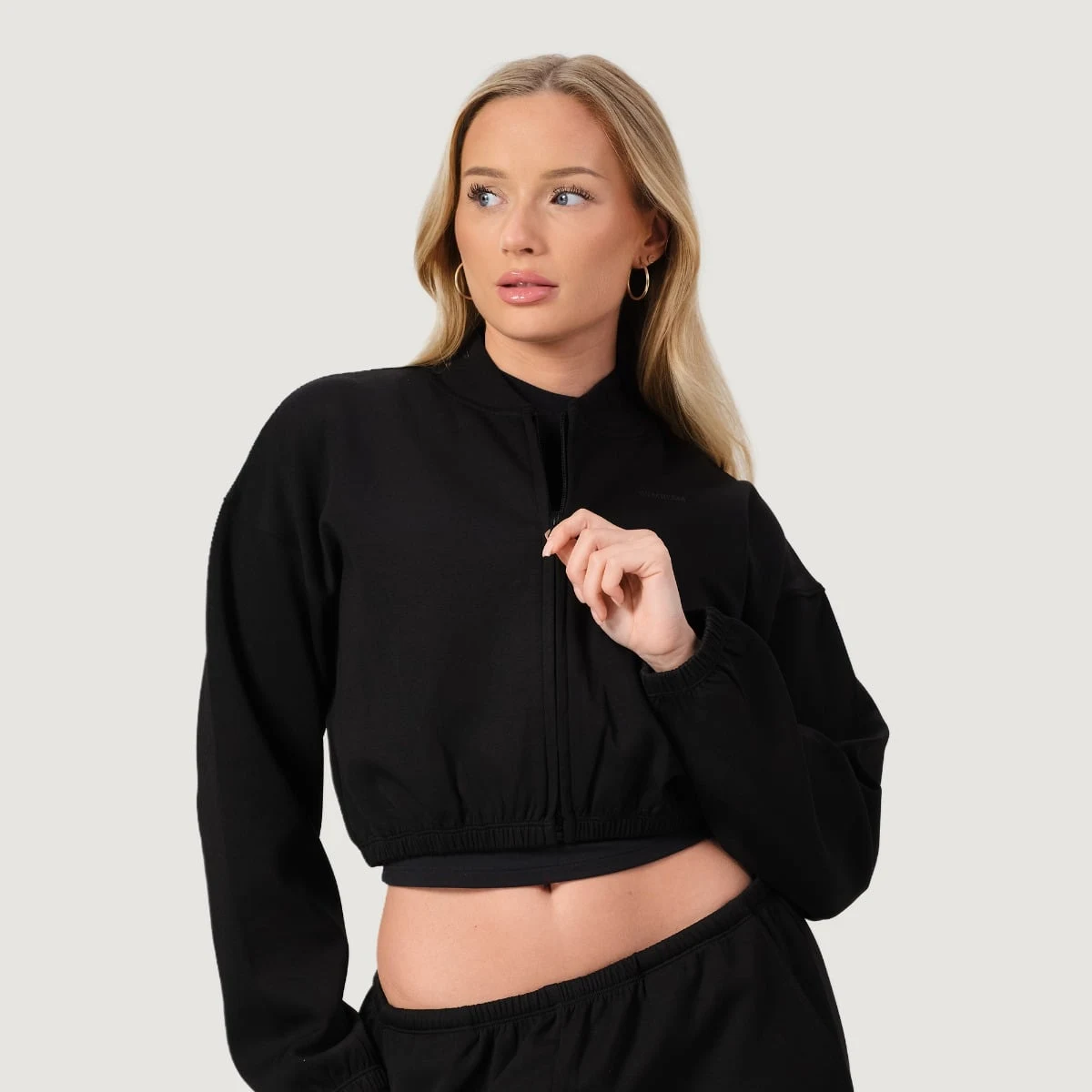 GymBeam Women‘s NEO Zip-Up Sweatshirt Black - Rozmiar: XS | Kolor: Czarny | Waga: 0,3333 g | Opakowanie: 55 · záber 1
