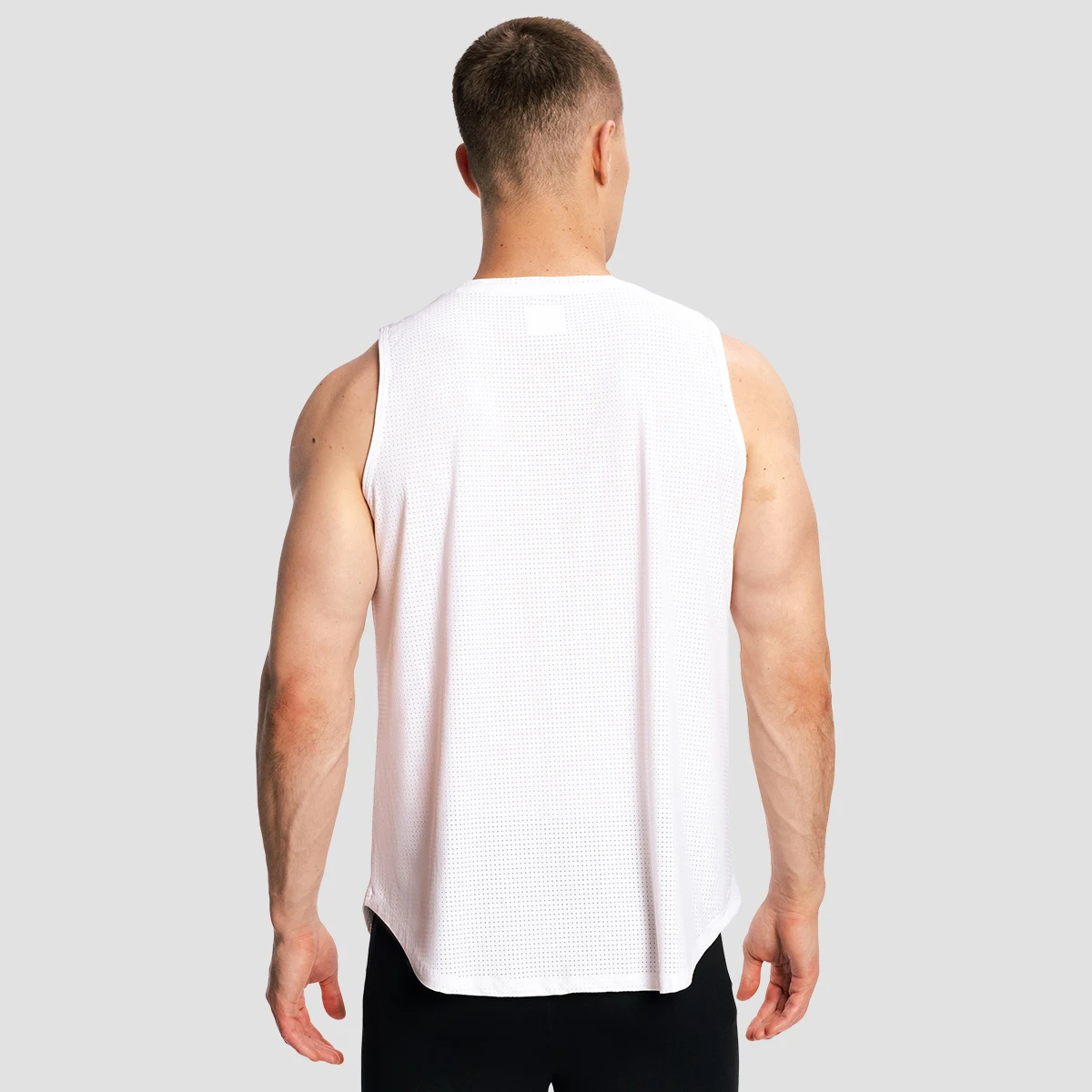GymBeam Men‘s Combat Tank Top White - Rozmiar: M | Kolor: Biały | Waga: 0,176 g | Opakowanie: 100 · záber 3