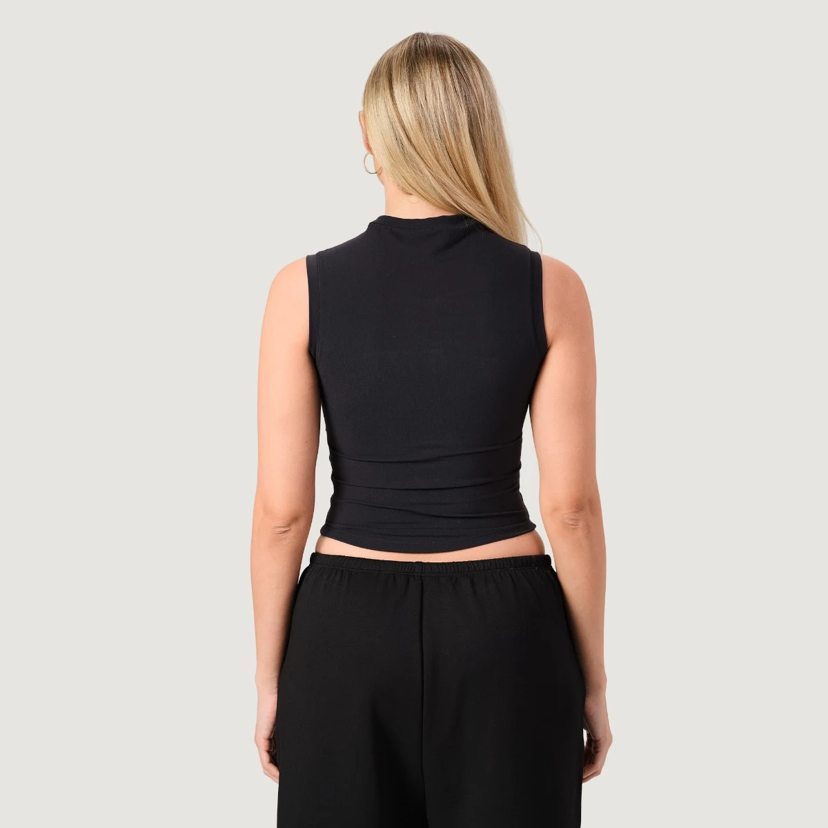 GymBeam Women‘s NEO Turtleneck Top Black - Rozmiar: XS | Kolor: Czarny | Waga: 0,105 g | Opakowanie: 90 · záber 3