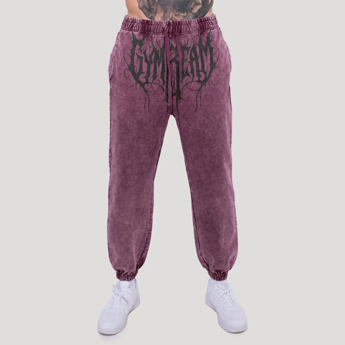 GymBeam Abyss Sweatpants Raisin - Rozmiar: XXL | Kolor: Fioletowy | Waga: 0,775 g | Opakowanie: 24 · záber 1