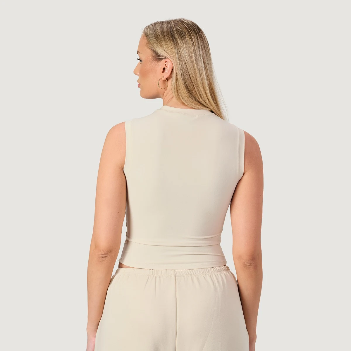 GymBeam Women‘s NEO Turtleneck Top Almond - Rozmiar: XS | Kolor: Béžová | Waga: 0,105 g | Opakowanie: 90 · záber 2