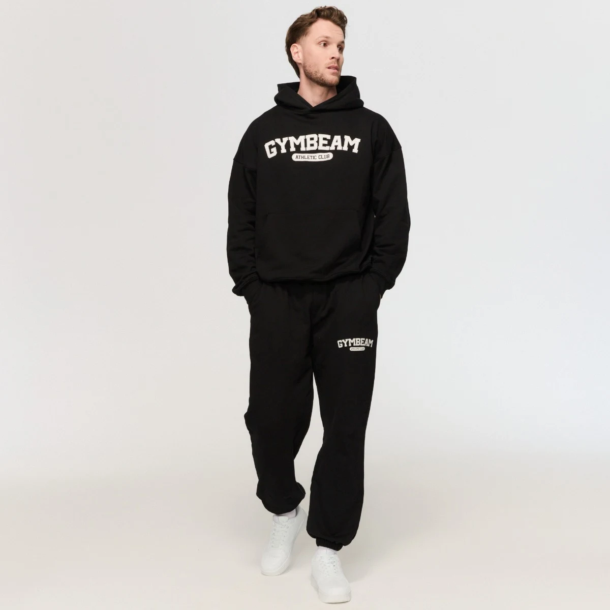 GymBeam Varsity Sweatpants Black - Rozmiar: XXL | Kolor: Czarny | Waga: 0,7264 g | Opakowanie: 16 · záber 3