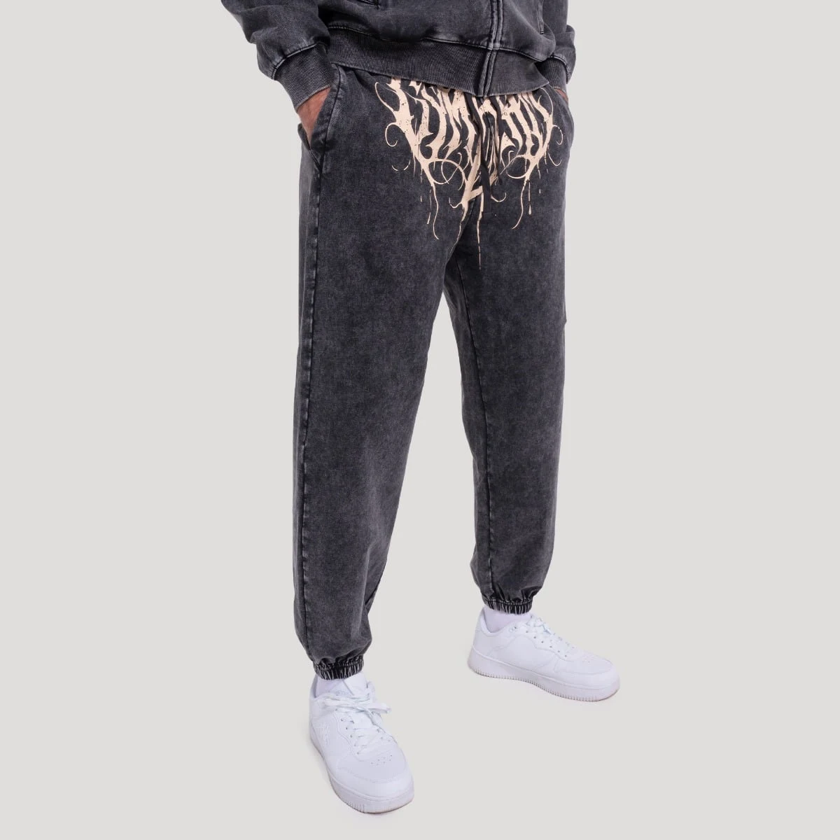GymBeam Abyss Sweatpants Charcoal - Rozmiar: XXL | Kolor: Czarny | Waga: 0,775 g | Opakowanie: 24 · záber 2