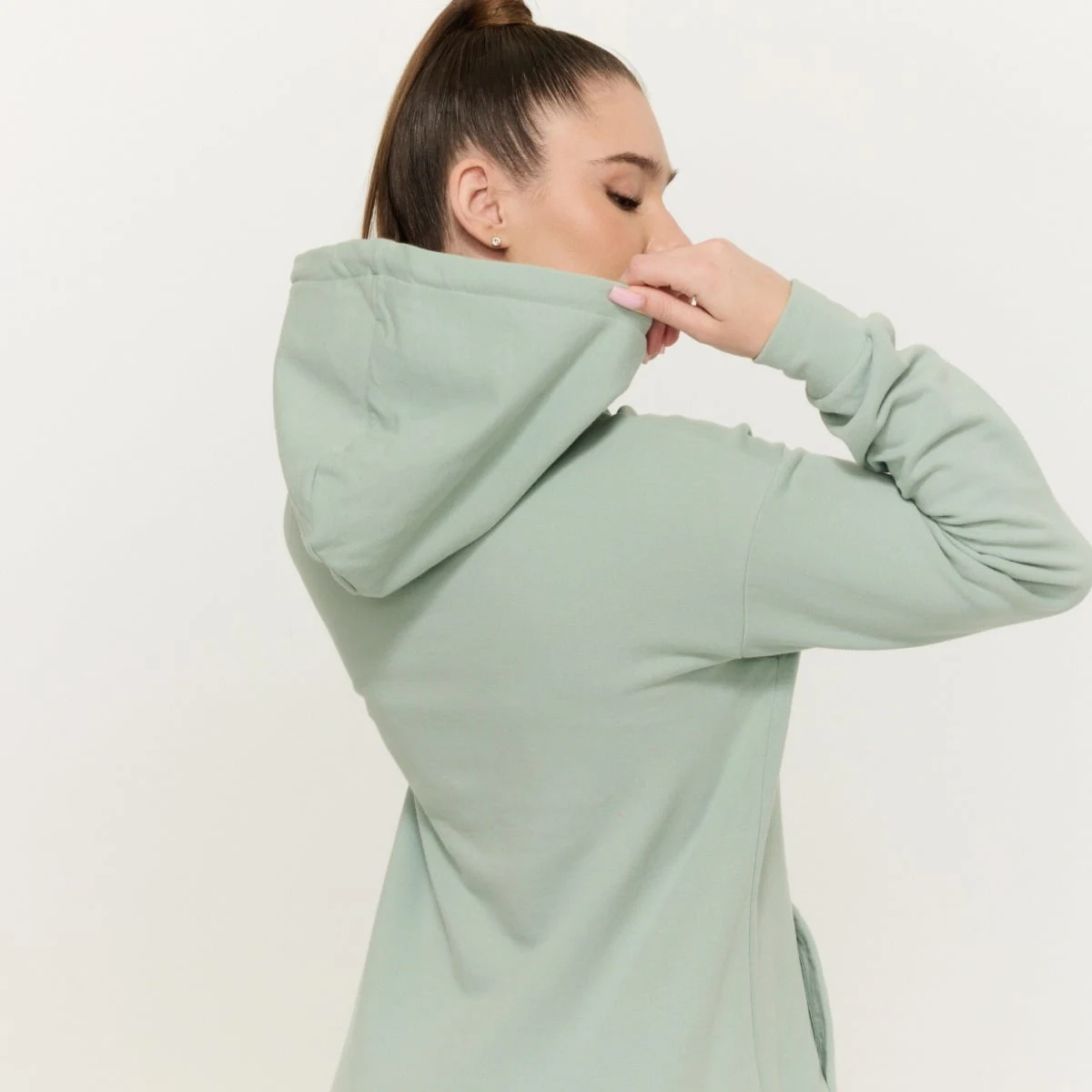 GymBeam Women‘s Limitless Longline Hoodie Eucalypt - Rozmiar: M | Kolor: Zielony | Waga: 0,76 g | Opakowanie: 28 · záber 4