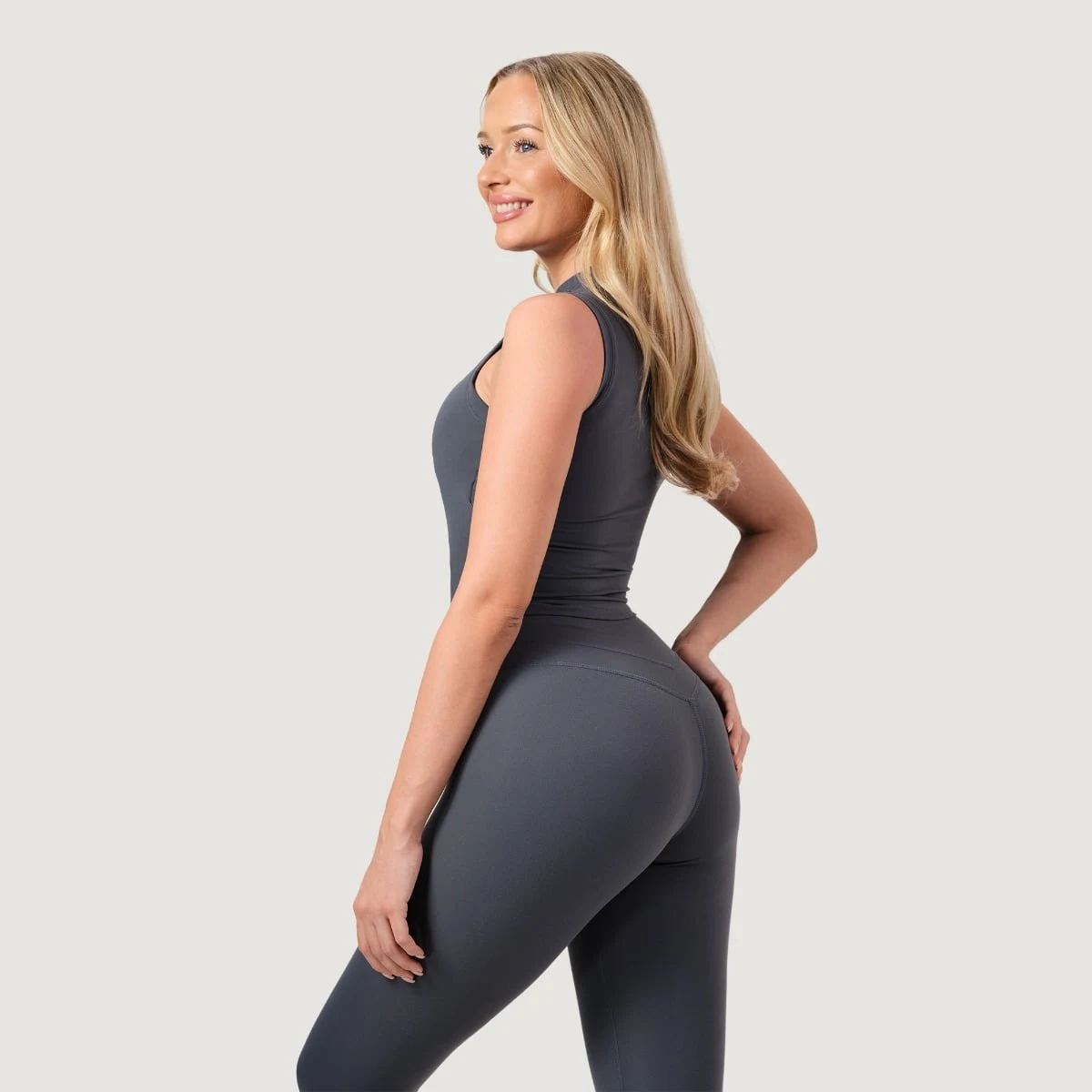 GymBeam Women‘s NEO Turtleneck Top Iron - Rozmiar: XS | Kolor: Szary | Waga: 0,105 g | Opakowanie: 90 · záber 4
