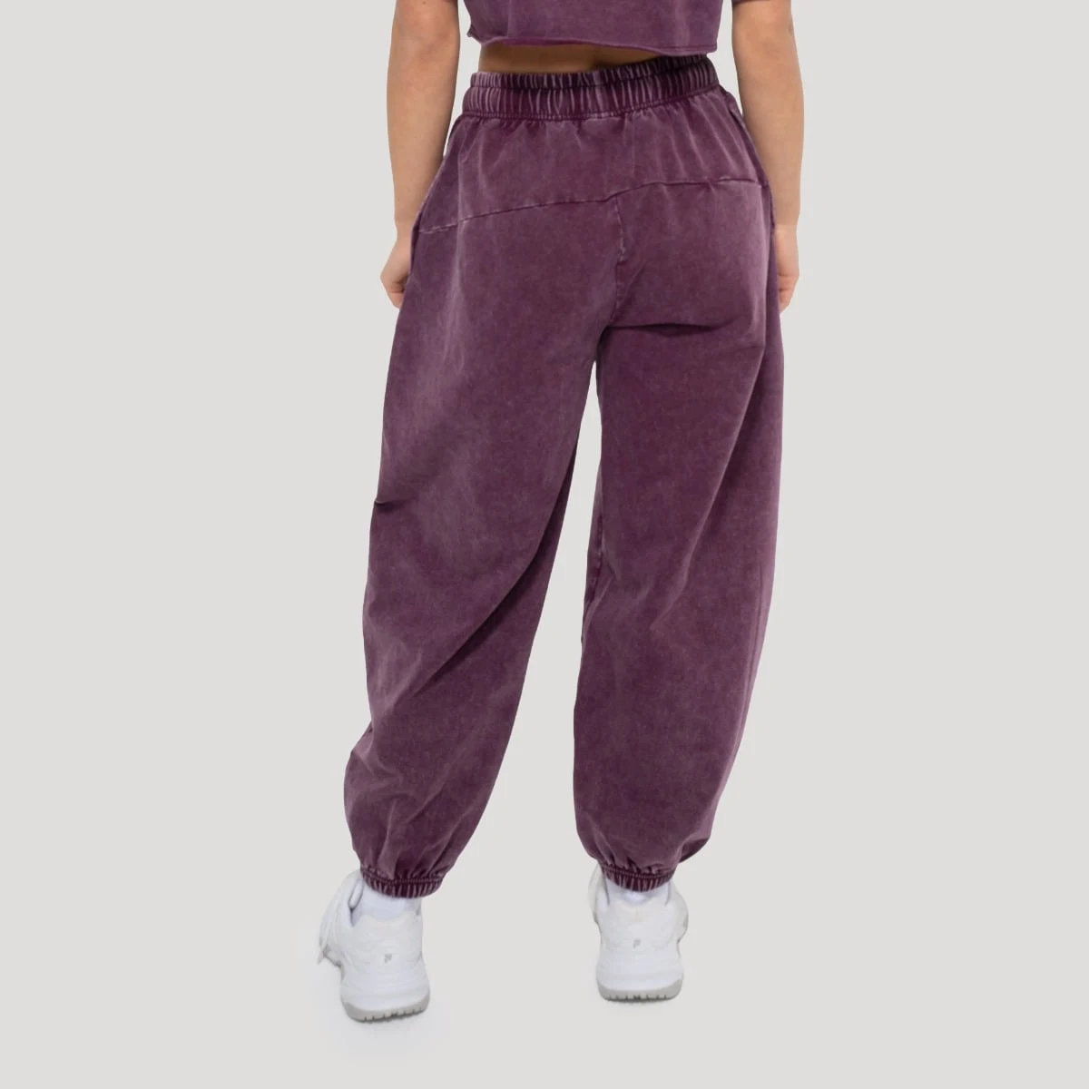 GymBeam Women‘s Abyss Sweatpants Raisin - Rozmiar: L | Kolor: Fioletowy | Waga: 0,685 g | Opakowanie: 28 · záber 4