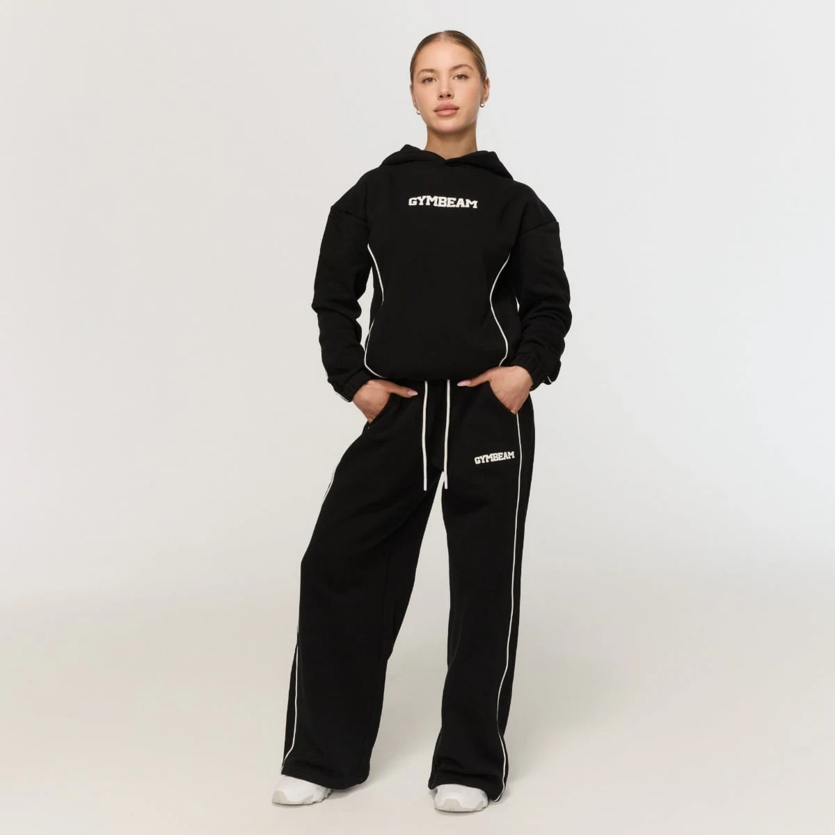 GymBeam Women‘s Varsity Sweatpants Black - Rozmiar: XXL | Kolor: Czarny | Waga: 1,0344 g | Opakowanie: 14 · záber 2