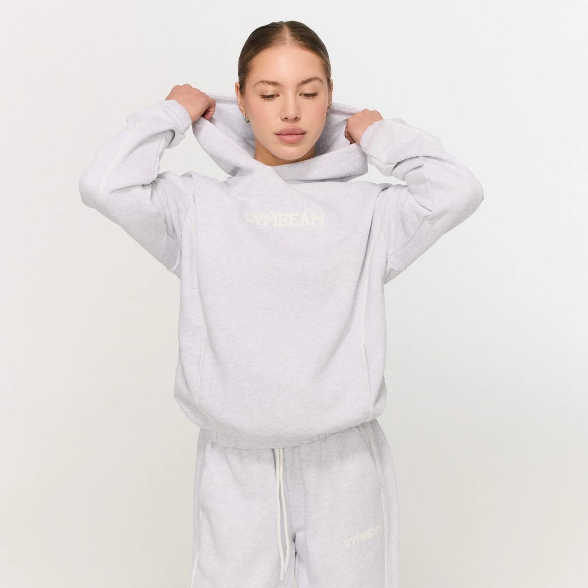 GymBeam Women‘s Varsity Hoodie Grey - Rozmiar: XXL | Kolor: Szary | Waga: 1,0402 g | Opakowanie: 10 · záber 3