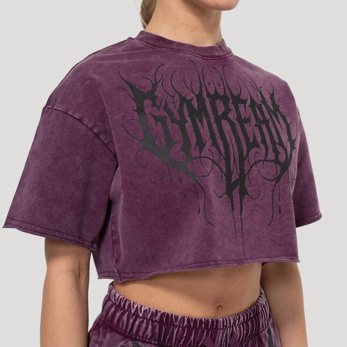 GymBeam Women‘s Abyss Cropped T-shirt Raisin - Rozmiar: L | Kolor: Fioletowy | Waga: 0,1593 g | Opakowanie: 118 · záber 2