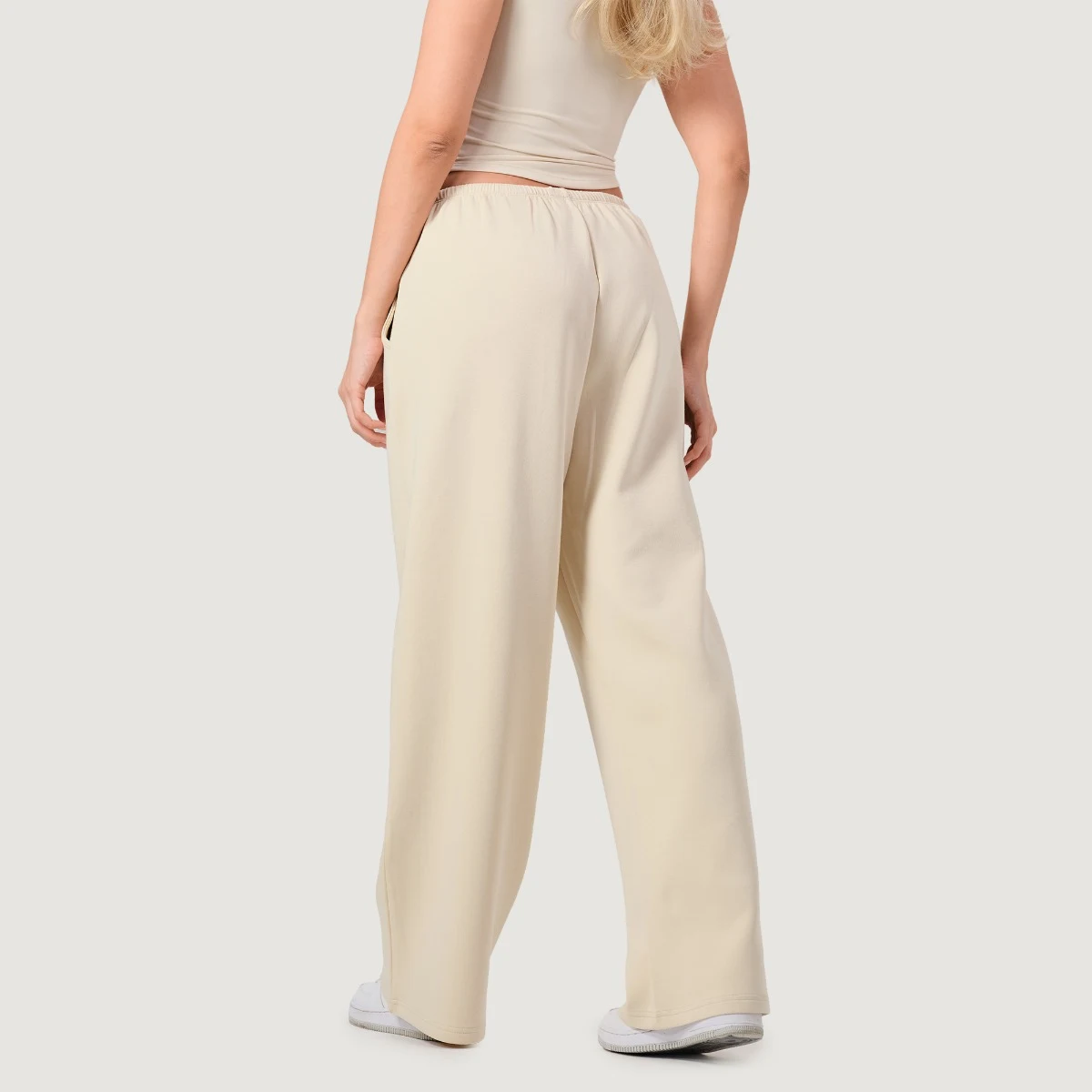 GymBeam Women‘s NEO Joggers Almond - Rozmiar: XL | Kolor: Béžová | Waga: 0,624 g | Opakowanie: 34 · záber 2
