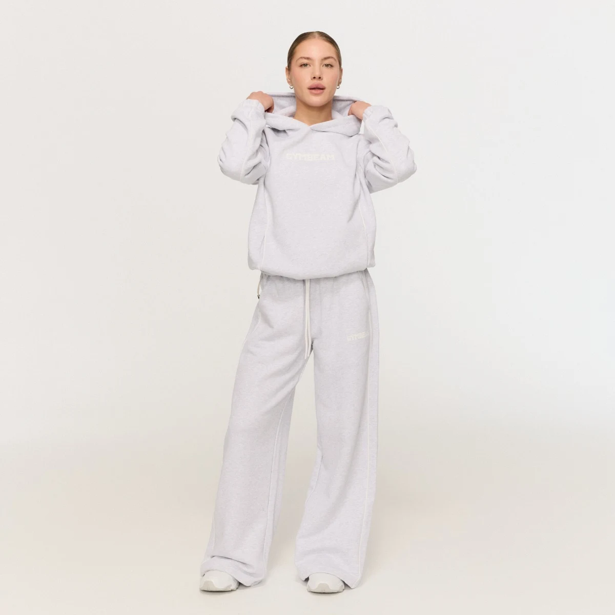 GymBeam Women‘s Varsity Sweatpants Grey - Rozmiar: XXL | Kolor: Szary | Waga: 1,0344 g | Opakowanie: 14 · záber 5