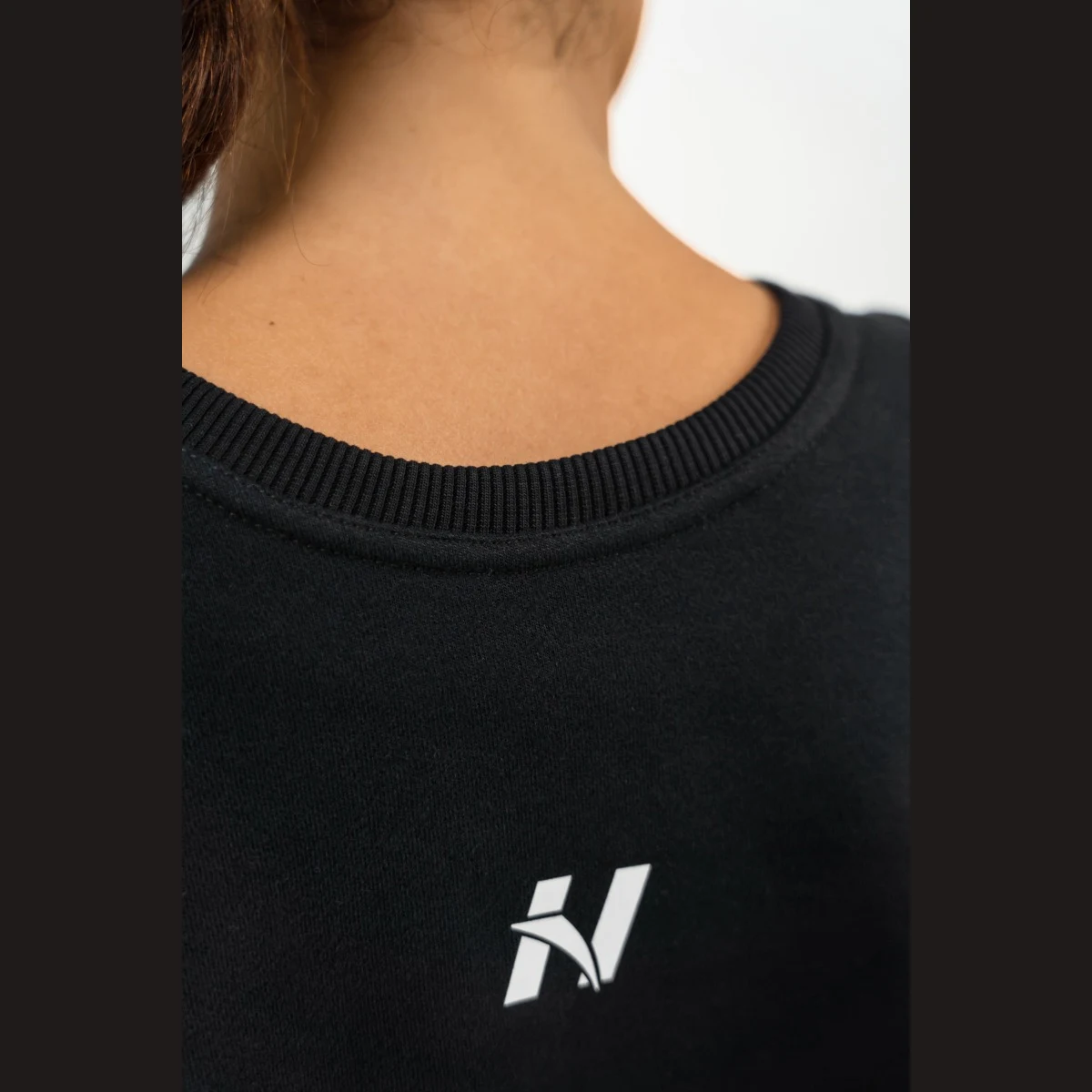 NEBBIA Crop Sweatshirt Gym Spirit Black - Rozmiar: XS | Kolor: Czarny | Waga: 0,35 g | Opakowanie: 35 · záber 4