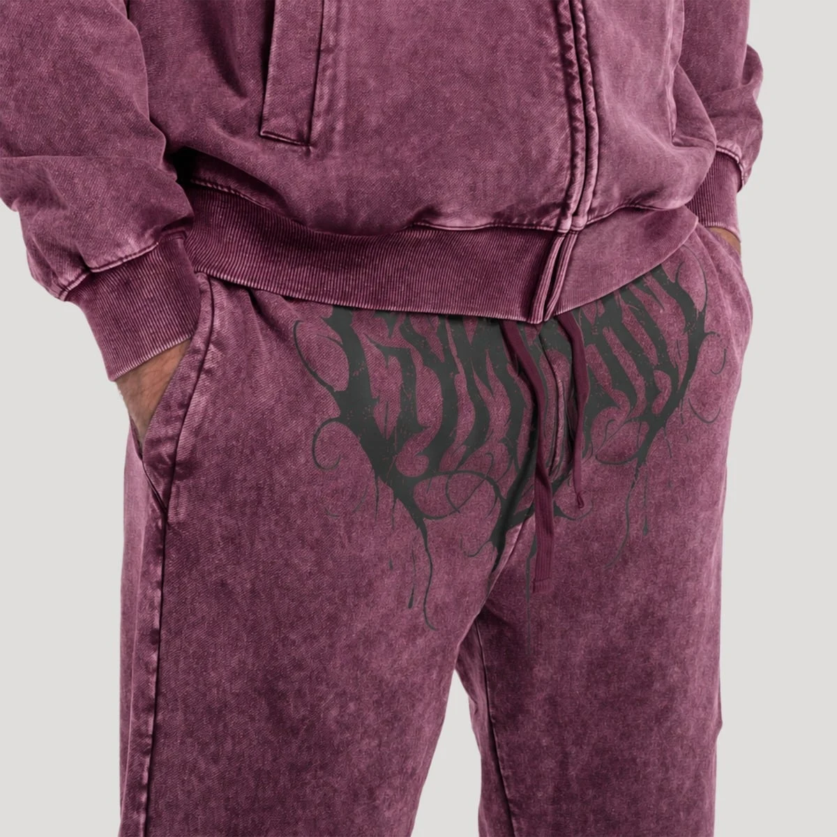 GymBeam Abyss Sweatpants Raisin - Rozmiar: XXL | Kolor: Fioletowy | Waga: 0,775 g | Opakowanie: 24 · záber 4
