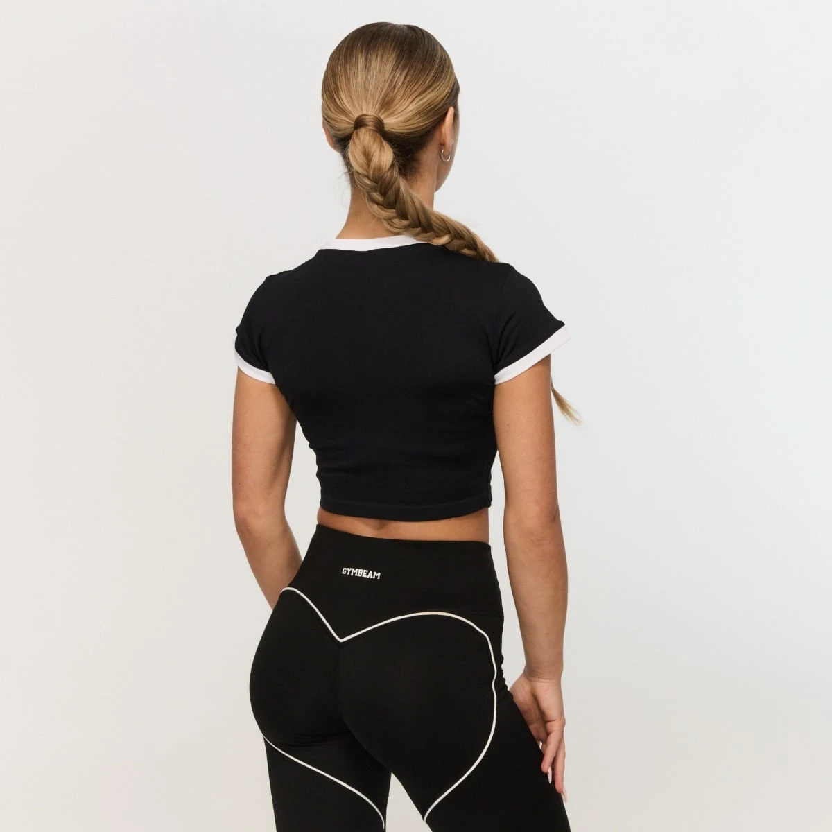 GymBeam Women‘s Varsity T-Shirt Black - Rozmiar: L | Kolor: Czarny | Waga: 0,135 g | Opakowanie: 142 · záber 4