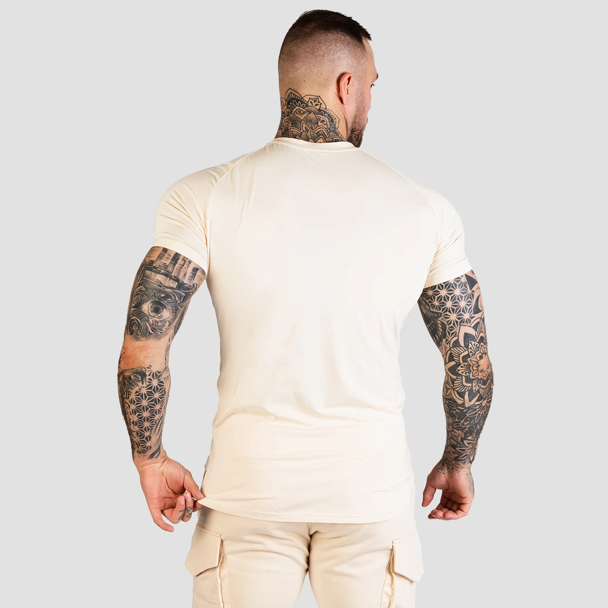 GymBeam Men‘s Fitted TRN T-shirt Sand - Kolor: Béžová | Waga: 0,234 g | Opakowanie: 90 · záber 2