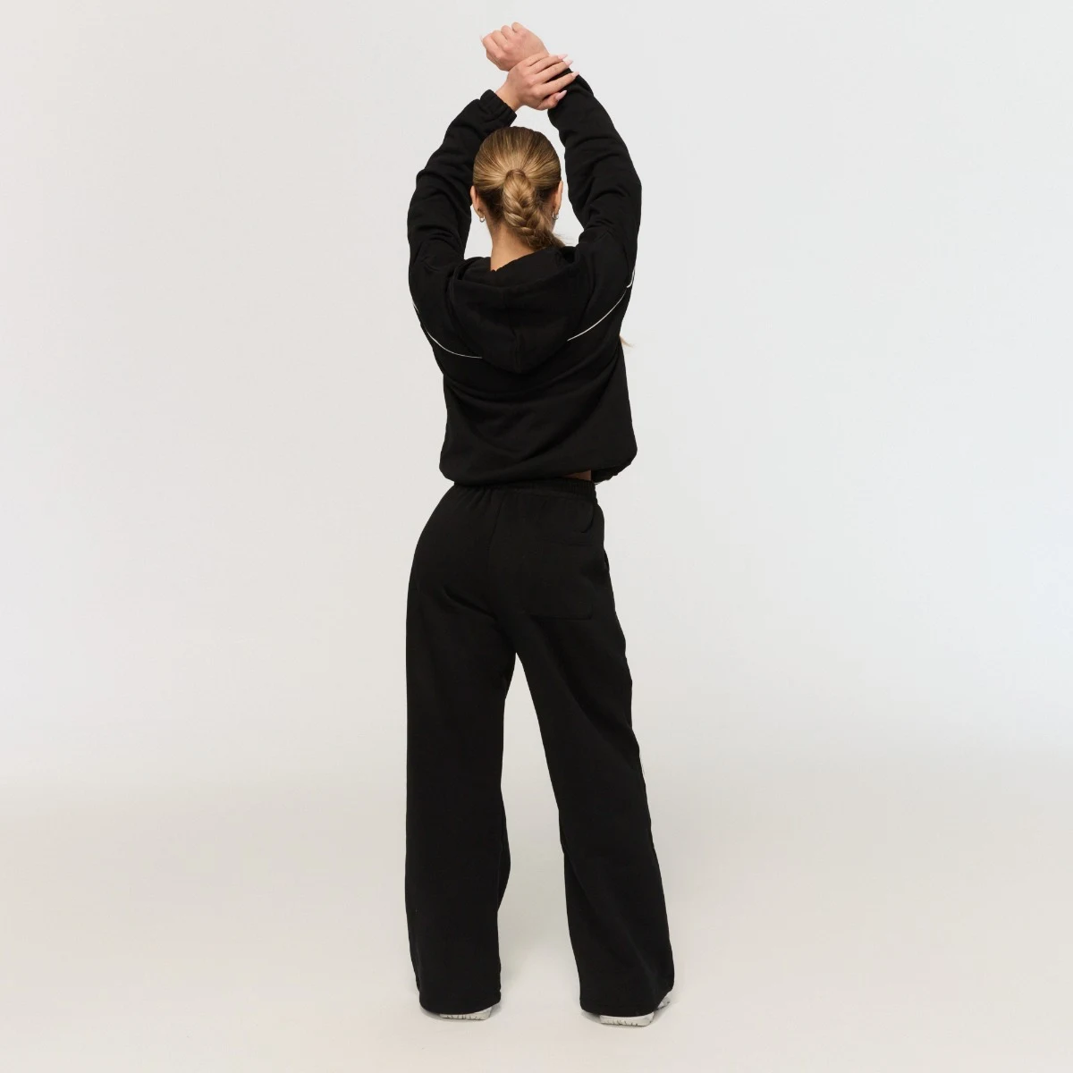 GymBeam Women‘s Varsity Sweatpants Black - Rozmiar: XXL | Kolor: Czarny | Waga: 1,0344 g | Opakowanie: 14 · záber 3