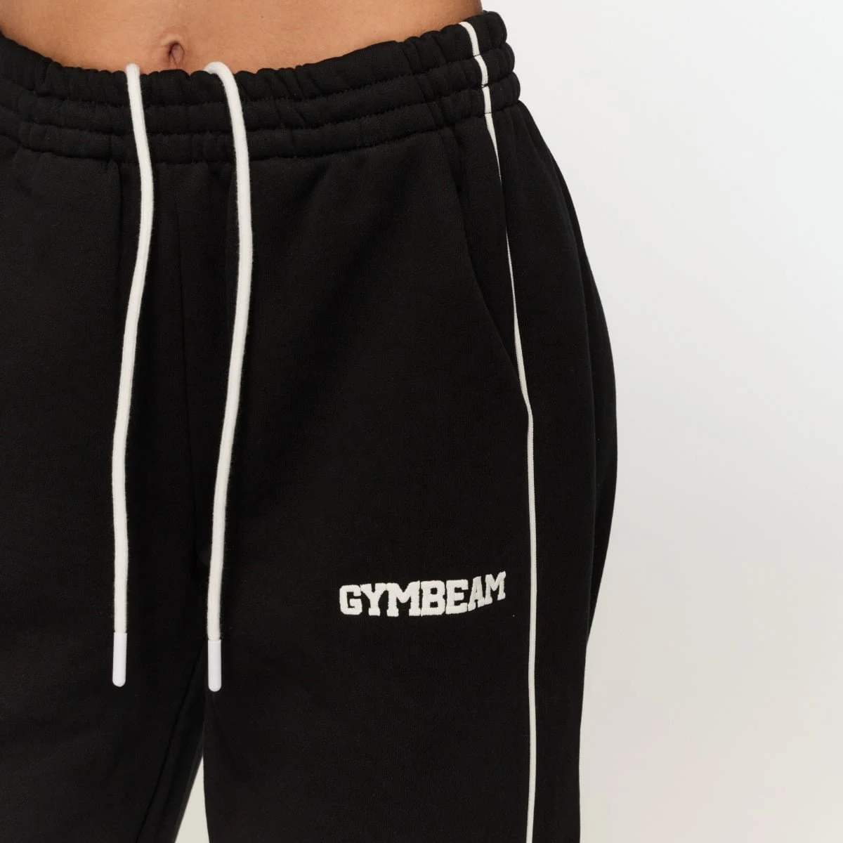GymBeam Women‘s Varsity Sweatpants Black - Rozmiar: XXL | Kolor: Czarny | Waga: 1,0344 g | Opakowanie: 14 · záber 4