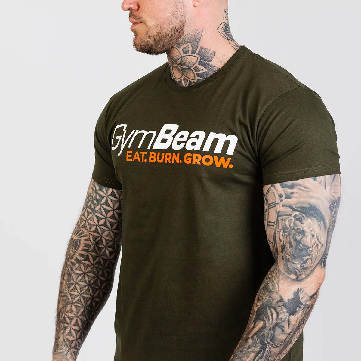 GymBeam Grow T-shirt Military Green - Kolor: Zielony | Waga: 0,22 g | Opakowanie: 50 · záber 2