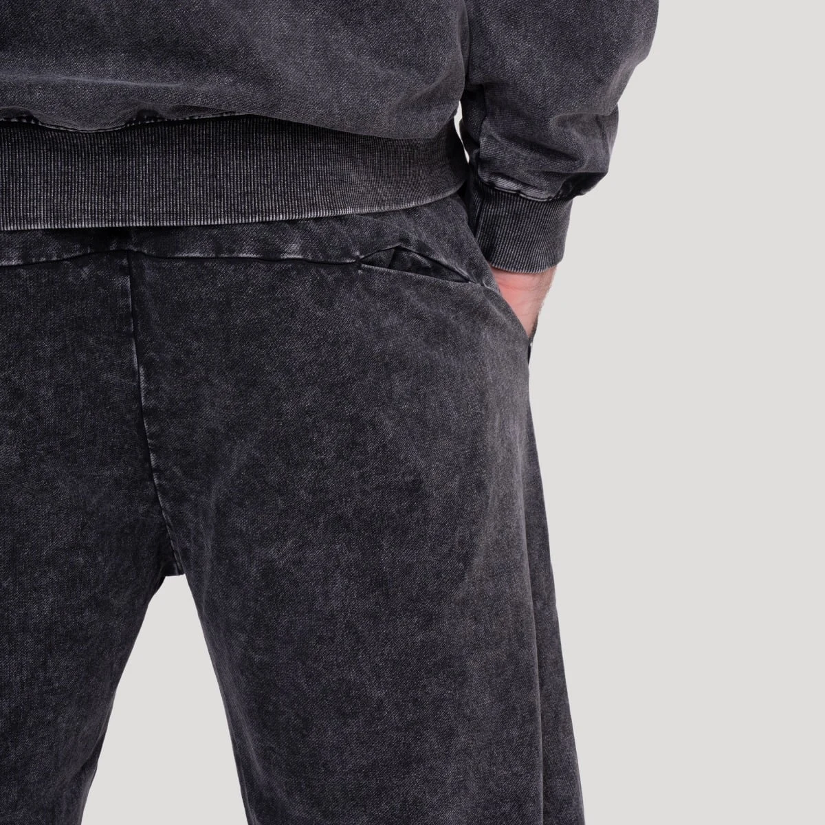 GymBeam Abyss Sweatpants Charcoal - Rozmiar: XXL | Kolor: Czarny | Waga: 0,775 g | Opakowanie: 24 · záber 3