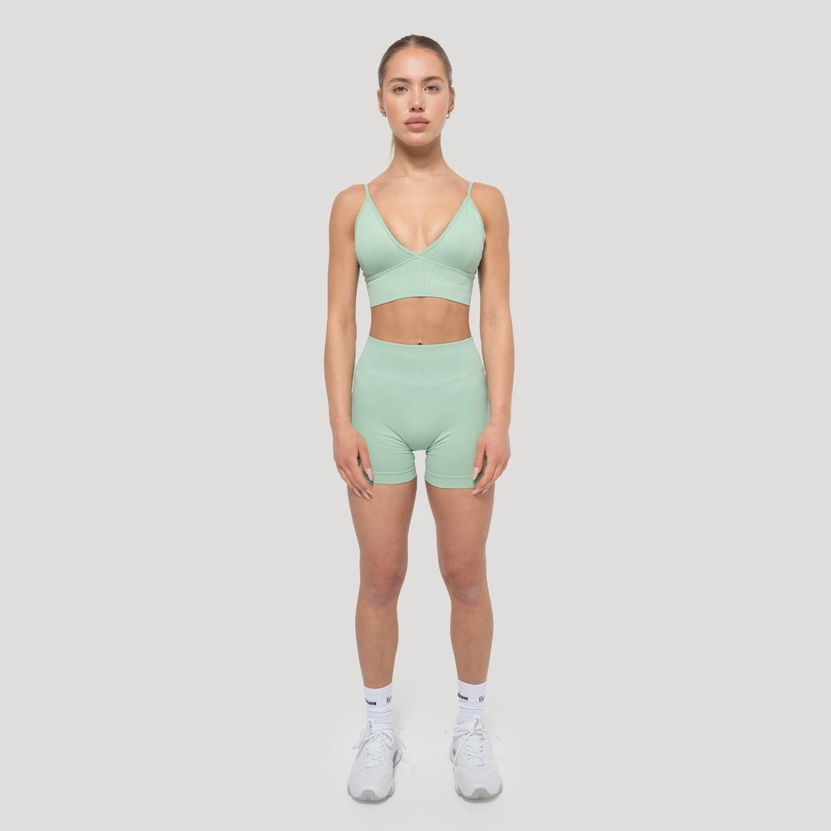 GymBeam Luma Sports Bra Pistachio - Rozmiar: M | Kolor: Zielony | Waga: 0,092 g | Opakowanie: 130 · záber 5