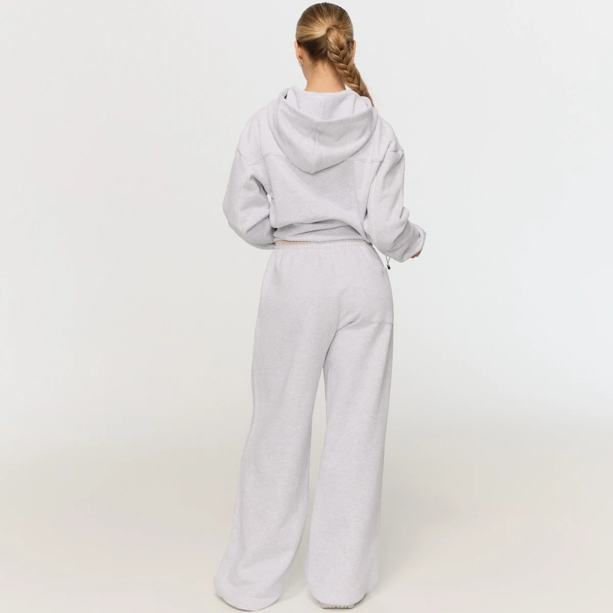 GymBeam Women‘s Varsity Sweatpants Grey - Rozmiar: XXL | Kolor: Szary | Waga: 1,0344 g | Opakowanie: 14 · záber 3