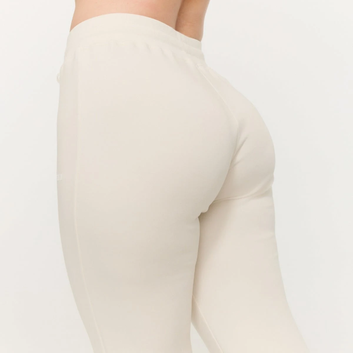 GymBeam Women‘s Relay Joggers Pearl - Rozmiar: XXL | Kolor: Béžová | Waga: 0,5356 g | Opakowanie: 36 · záber 4