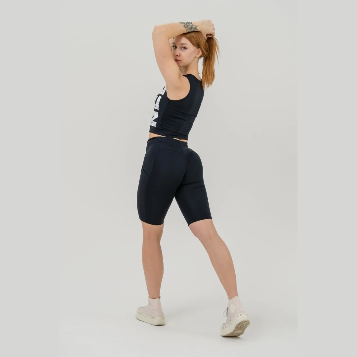 NEBBIA Women‘s High Waist Gym Therapy Biker Shorts Black · záber 5