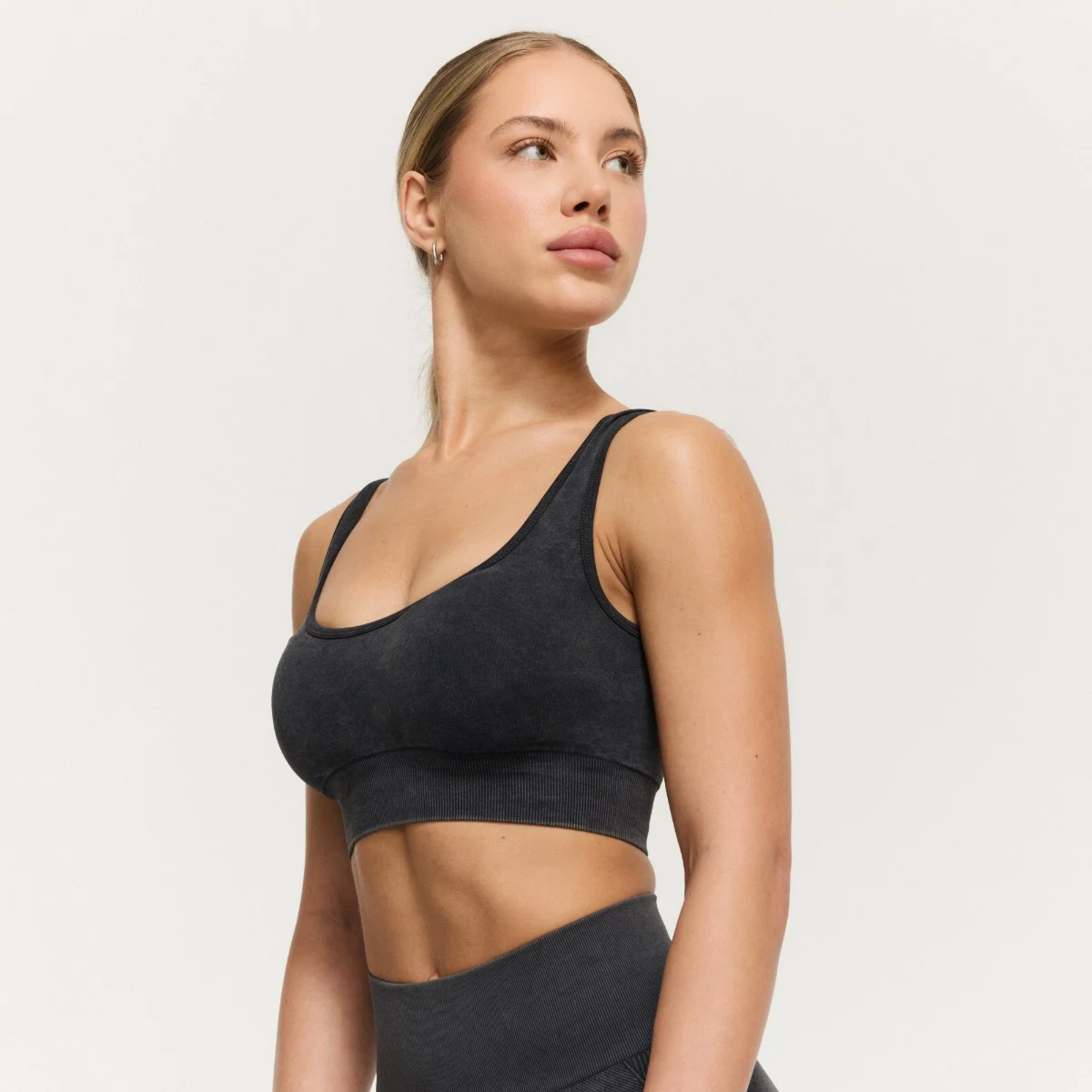 GymBeam Lift Seamless Sports Bra Graphite - Rozmiar: XS | Kolor: Szary | Waga: 0,086 g | Opakowanie: 70 · záber 3