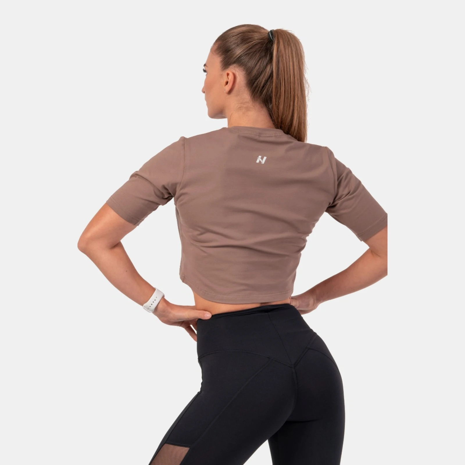 NEBBIA Damska koszulka Crop Top Minimalist Logo Brown - Rozmiar: S | Pohlavie: Damskie | Vek: Dorośli | Waga: 0,15 g | Opakowanie: 100 · záber 2