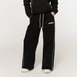 GymBeam Women‘s Varsity Sweatpants Black - Rozmiar: XXL | Kolor: Czarny | Waga: 1,0344 g | Opakowanie: 14 · záber 1