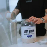 GymBeam Protein Just Whey - Smak: Cookies & cream | Waga: 1 g | Opakowanie: 1000 g · záber 2