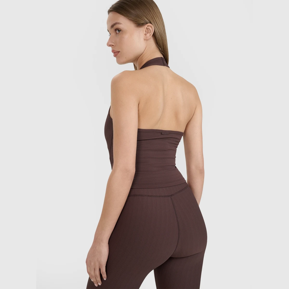 Dámsky slim crop-top bez potlače 4F x Anna Lewandowska - hnedý · záber 2