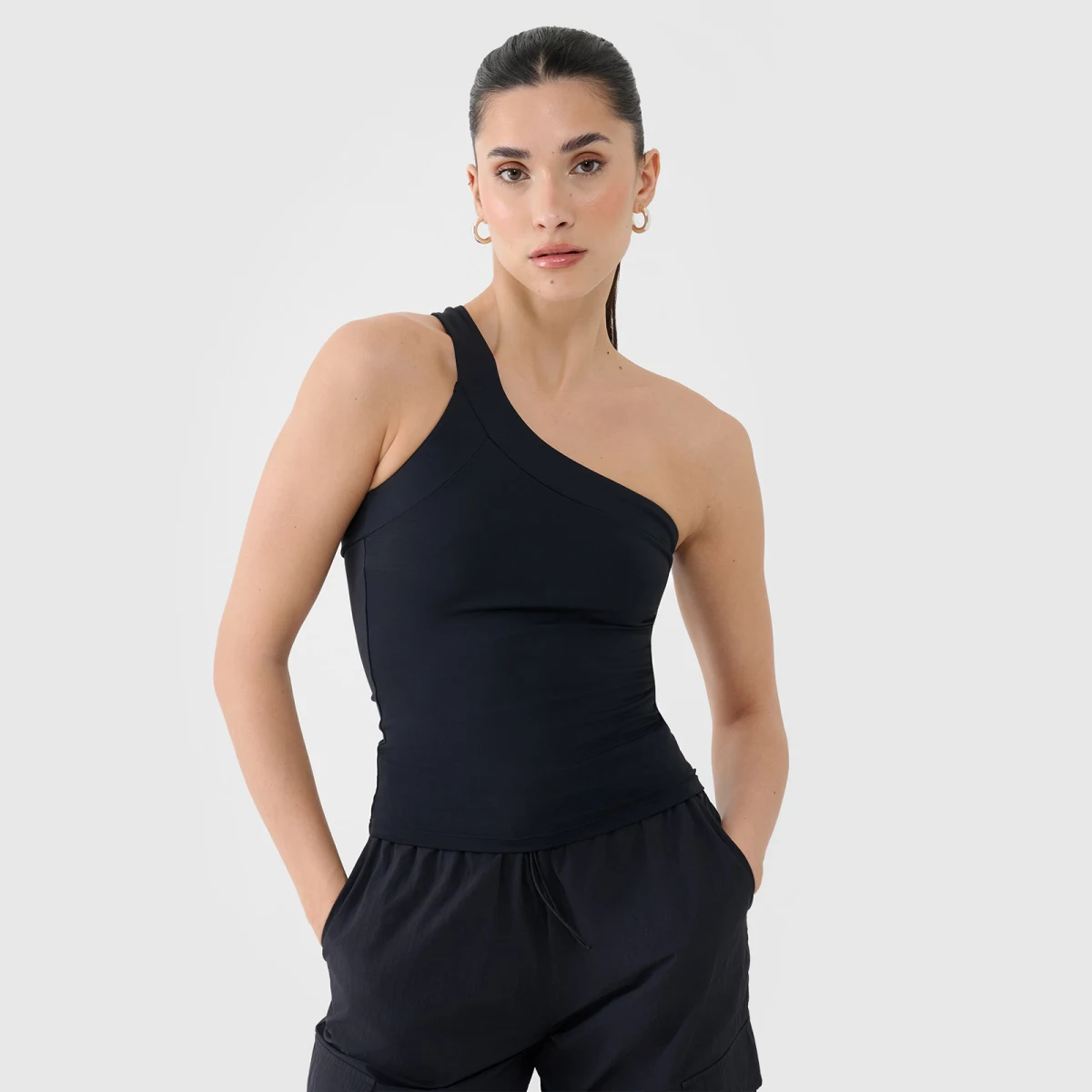 Dámske crop top tielko s asymetrickým ramienkom - čierne · záber 1