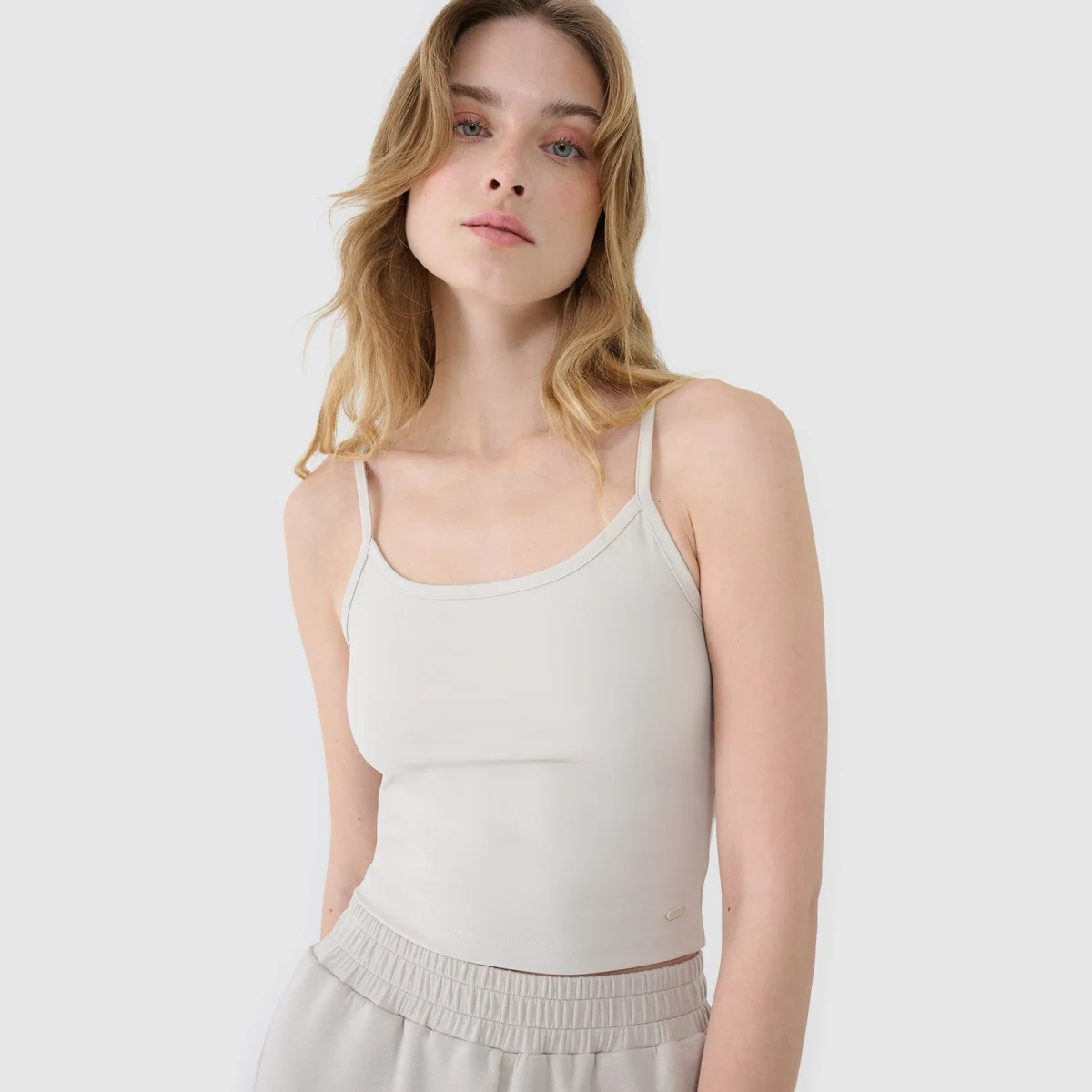 Dámsky slim crop-top bez potlače - béžový · záber 1