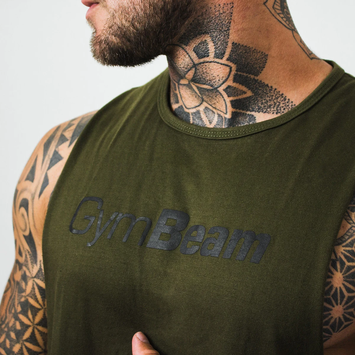 GymBeam Maiou Cut Off Military Green · záber 2