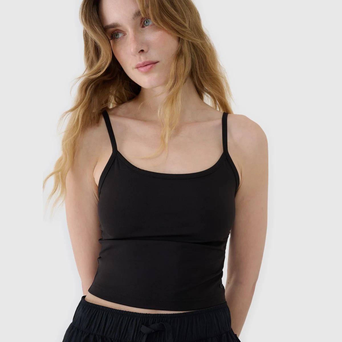 Dámsky slim crop-top bez potlače - čierny · záber 2