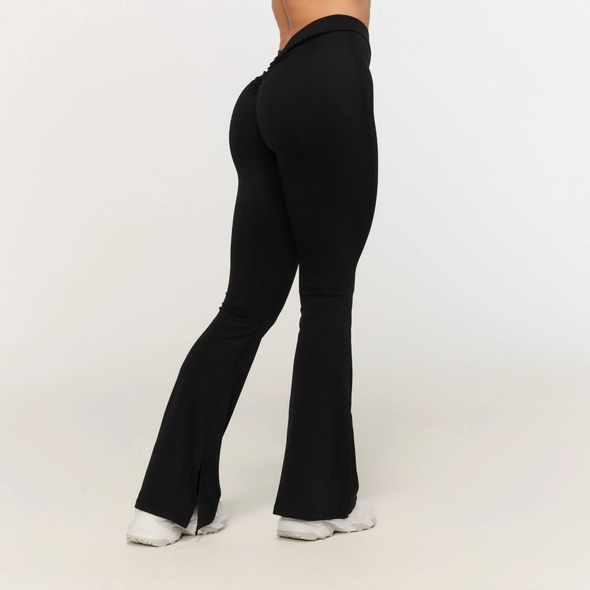 GymBeam Pantaloni pentru femei V-back Fierce Black · záber 1
