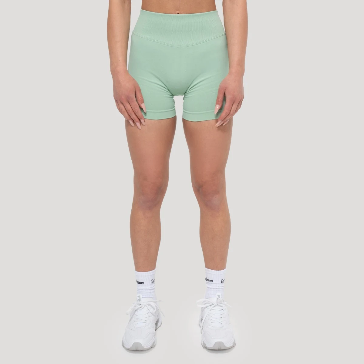GymBeam Pantaloni scurți pentru femei Luma Pistachio · záber 3