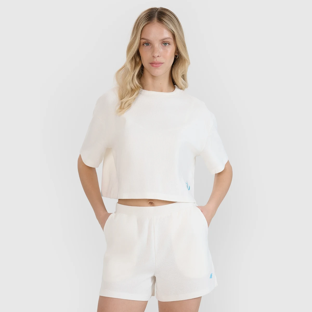Dámske crop-top tričko z vaflovej pleteniny - biele · záber 1