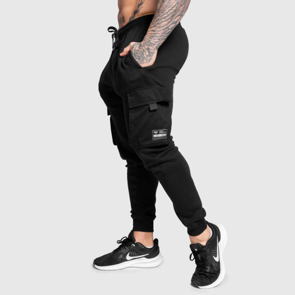 Pantaloni de trening bărbați Iron Aesthetics Cargo Joggers, negri · záber 1